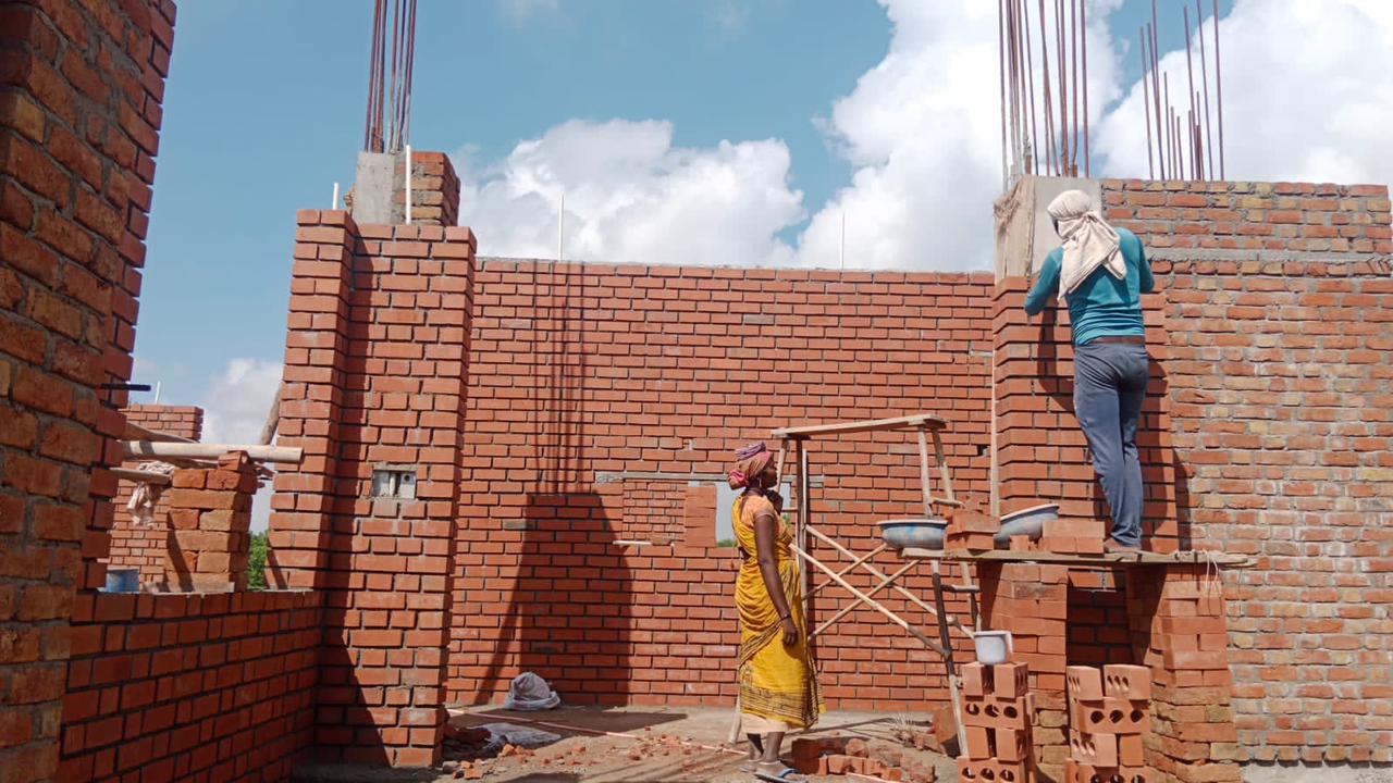 Workers laying wire cut bricks at construction site — Bricks Street